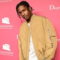 Perampokan kembali menyerang kalangan selebriti. Setelah Kim Kardashian, kini ASAP Rocky yang menjadi korban selanjutnya. Belum lama ini sekelompok perampok mendatangi kediamannya saat ia tak berada di rumah. (AFP/Bintang.com)
