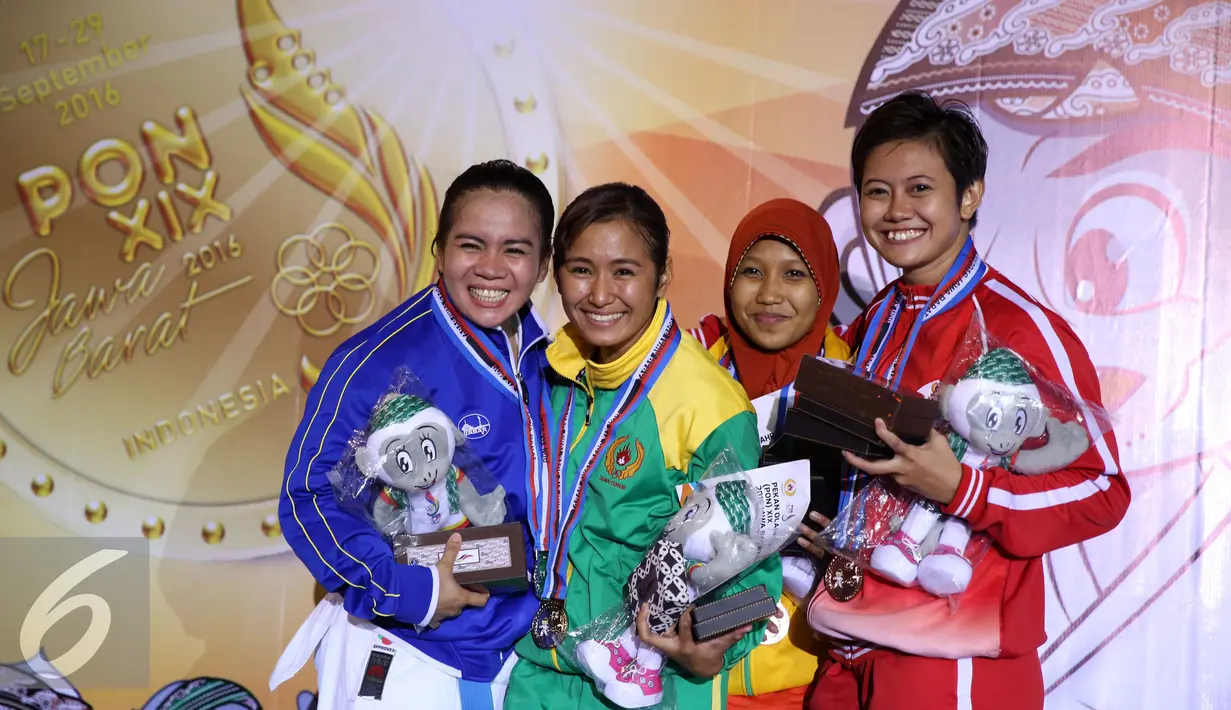 Karateka Jatim, Sisilia Agustiani (kedua kiri) bersama peraih medali lainnya berpose usai penyerahan medali Kata Putri PON XIX di GOR Sabuga, Bandung, Minggu (18/9). Sisilia berhasil meraih emas Kata Putri Perorangan. (Liputan6.com/Helmi Fithriansyah)