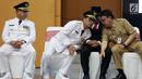 Menteri Dalam Negeri Tjahjo Kumolo (kanan) berbincang dengan Bupati Tulungagung terpilih hasil Pilkada 2018 Syahri Mulyo saat upacara pelantikan di Jakarta, Selasa (25/9). Syahri saat ini sudah berstatus tahanan KPK.  (Merdeka.com/Imam Buhori)