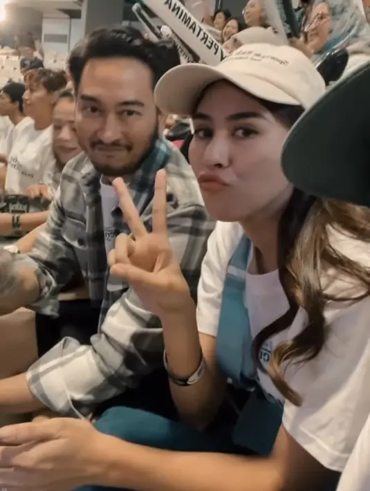 Keduanya pun kompak mengenakan t shirt supporter warna putih dengan tulisan Raffi Dion. . Instagram @arosadi