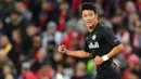 Gelandang Salzburg, Hwang Hee-Chan, merayakan gol yang dicetaknya ke gawang Liverpool pada laga Liga Champions di Stadion Anfield, Liverpool, Rabu (2/10). Liverpool menang 4-3 atas Salzburg. (AFP/Paul Ellis)
