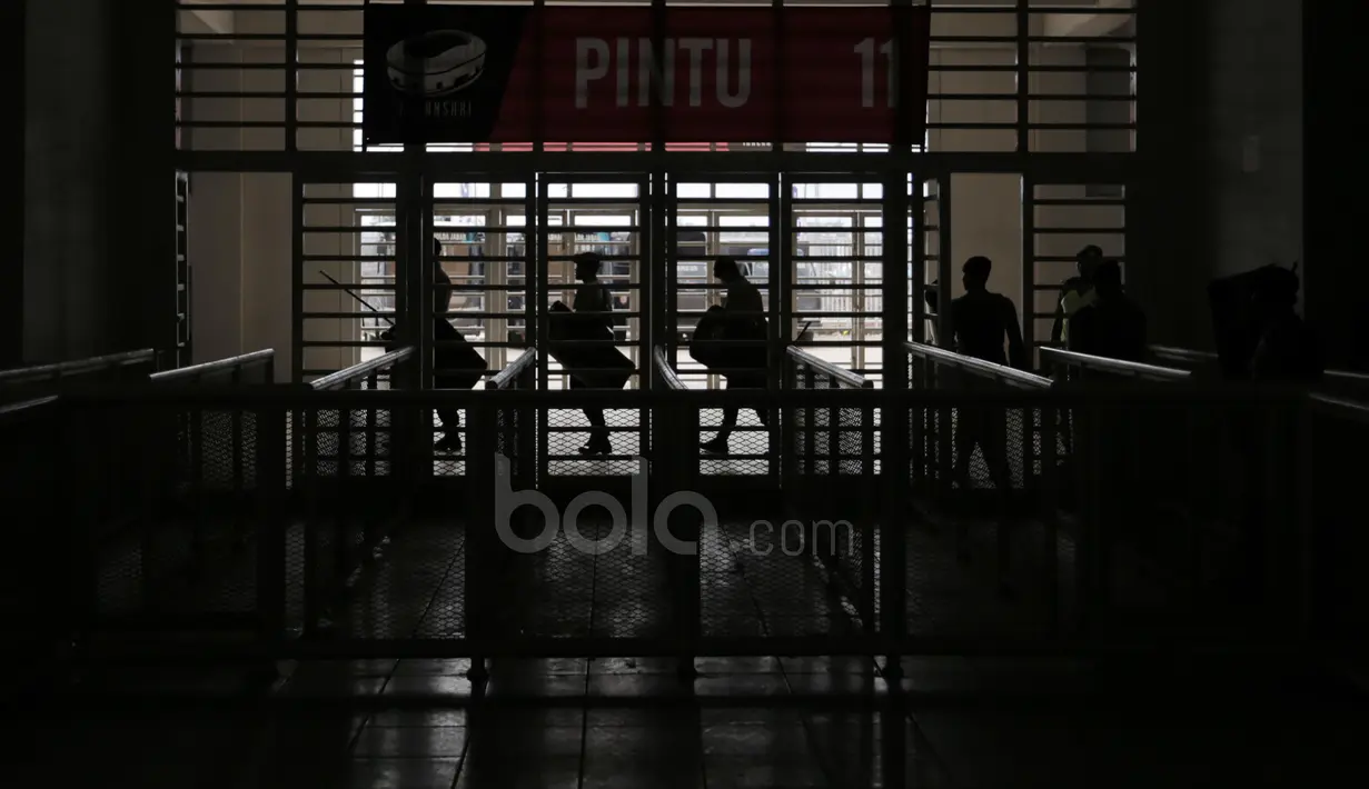 Aparat kemanan bersiap mengamankan laga Final Piala AFF 2016 leg pertama di Stadion Pakansari, Bogor, (14/12/2016). (Bola.com/Nicklas Hanoatubun)