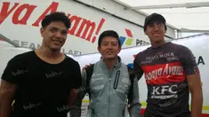 Pebalap Manor Racing asal Indonesia, Rio Haryanto, berjumpa dengan pebalap GP2 Indonesia, Philo Paz Armand (kiri) dan Sean Gelael di paddock Pertamina Campos Racing saat GP Spanyol di Sirkuit Catalunya, Spanyol, Sabtu (14/5/2016). (Bola.com/Reza Khomaini)