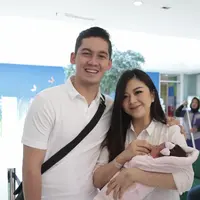 Anak pertama pasangan Franda dan Samuel Zylgwn diberinama Zylvechia Ecclesie Heckenbucker. Tidak ada perdebatan saat pemberian nama yang diajukan oleh Samuel. (Nurwahyunan/Bintang.com)