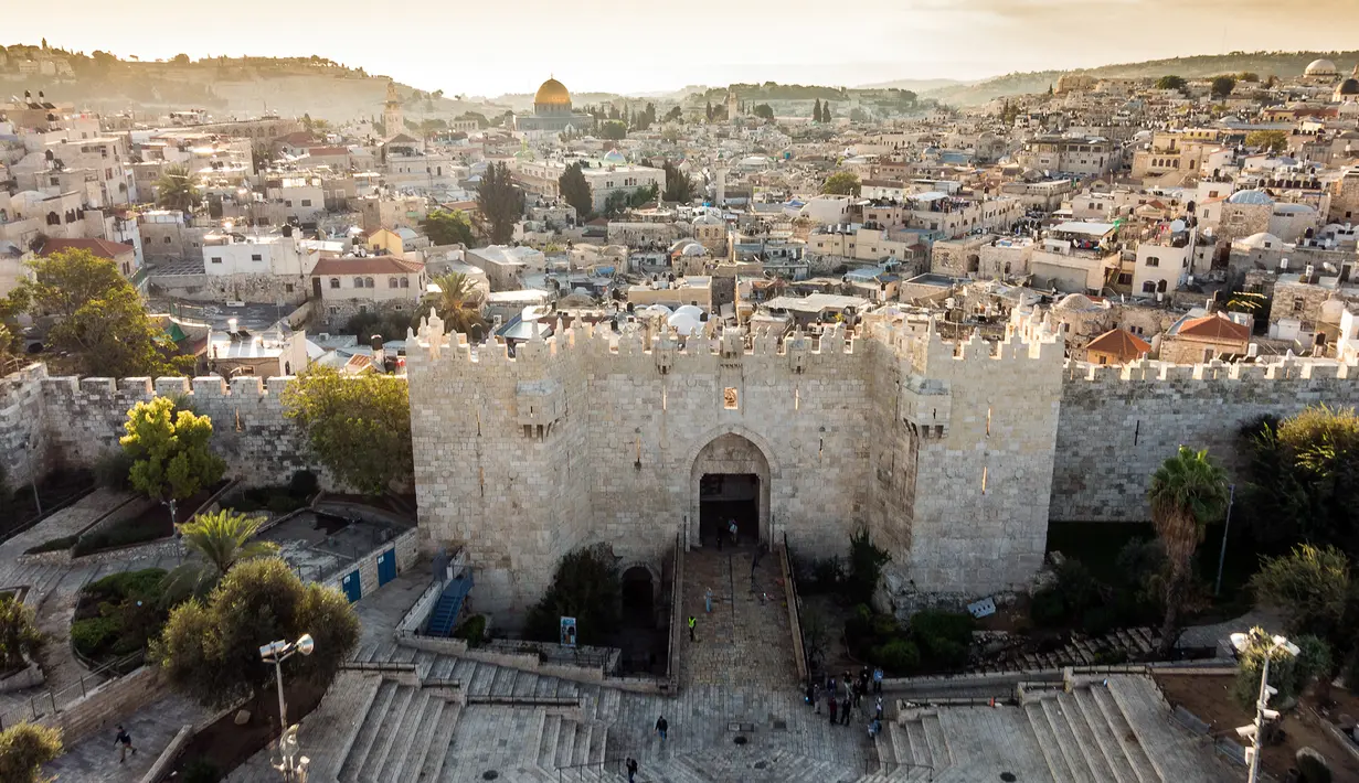 Yerusalem dalam bahasa ibrani disebut Yerushalayim dan al-Quds dalam bahasa Arab, yang merupakan salah satu kota tertua di dunia. Yerusalem berjuluk Kota Suci Tiga Agama. Rumah bagi tiga agama langit, Islam, Kristen, dan Yahudi. (iStockPhoto)