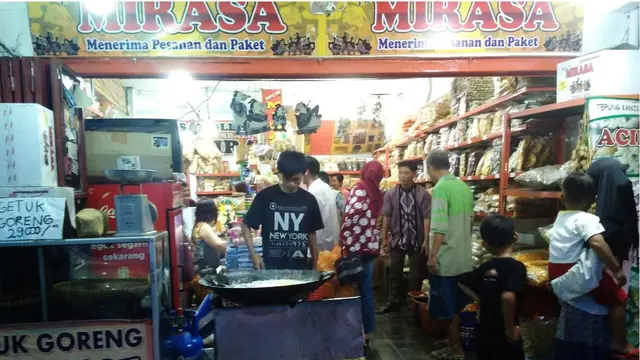 Kacang Mirasa sudah melegenda sebagai oleh-oleh khas Purbalingga sejak 1938. (Liputan6.com/Galoeh Widura)