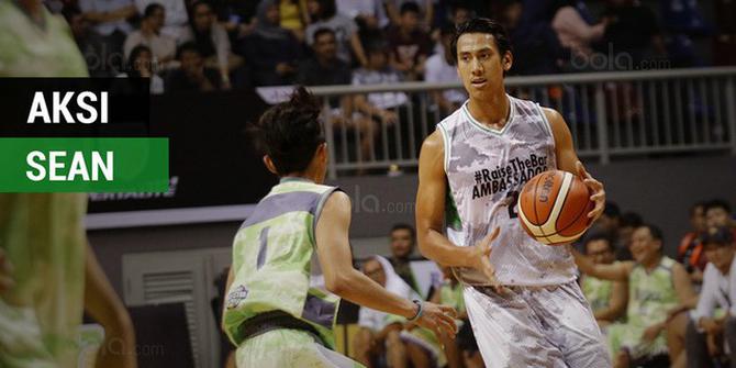 VIDEO: Aksi Pebalap Sean Gelael Main Basket Bareng Legenda IBL