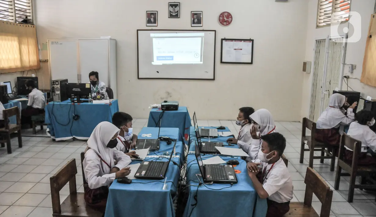 Suasana kegiatan Asesmen Nasional Berbasis Komputer (ANBK) di SDN Pulogadung 05 Pagi, Jakarta Timur, Selasa (25/10/2022). Kementerian Pendidikan Kebudayaan Riset dan Teknologi (Kemendikbud Ristek) secara serentak menggelar ANBK 2022 tingkat SD/MI atau sederajat yang bertujuan untuk melihat kemampuan sekolah secara keseluruhan dalam pelaksanaan pendidikan, dan tujuan akhirnya adalah untuk peningkatan mutu sekolah. (merdeka.com/Iqbal S. Nugroho)