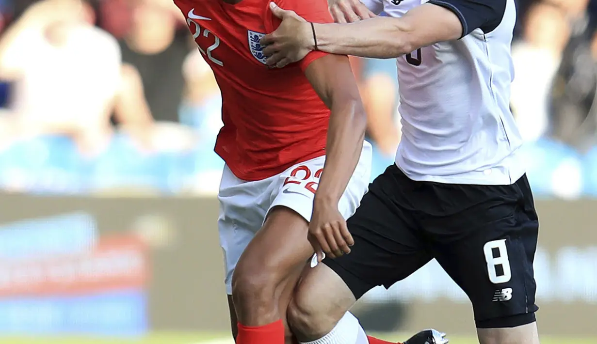 Pemain Inggris, Trent Alexander-Arnold (kiri) berusaha melewati pemain Kosta Rika, Bryan Oviedo pada laga uji coba di Elland Road Stdium, Leeds, Inggris, (7/6/2018). Inggris menang 2-0. (Mike Egerton/PA via AP)