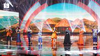 Seluruh Bintang Tamu Bersama Membuka Acara dengan Lagu Nasional dan Daerah Indonesia