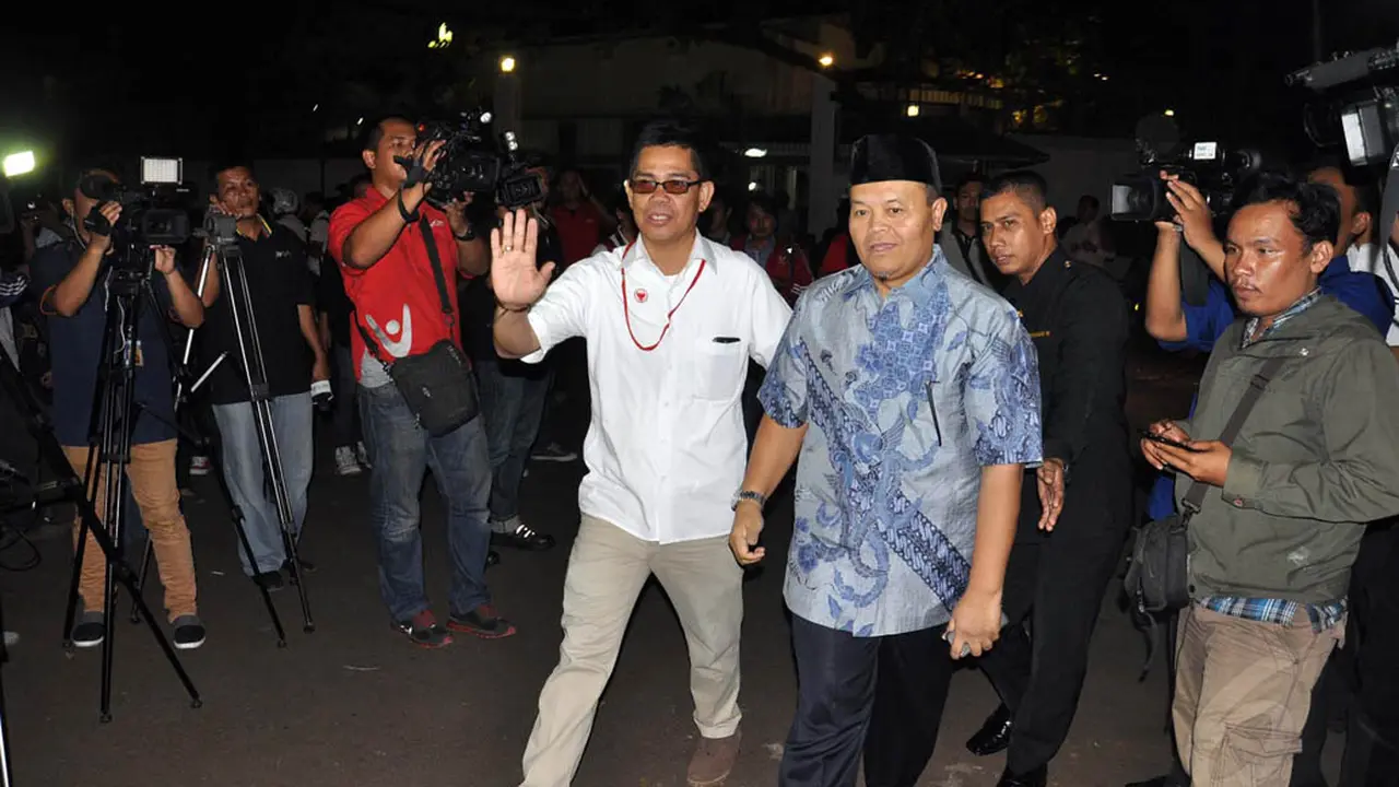 Lambaian Tangan Prabowo Pasca-Ditinggal Ahok