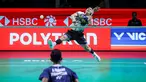 Pebulu tangkis tunggal putra Indonesia, Jonatan Christie melakukan smash ke arah kompatriotnya, Alwi Farhan dalam babak 16 besar Indonesia Open 2026 di Istora Senayan, Jakarta, Kamis (04/06/2026). (Bola.com/Bagaskara Lazuardi)