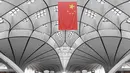 Pejabat keamanan melakukan tur Terminal Bandara Internasional Daxing Beijing, China, Selasa (9/7/2019). Bandara Internasional Daxing Beijing didesain oleh mendiang arsitek Zaha Hadid. (GREG BAKER/AFP)