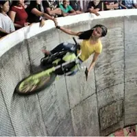 Anak-anak 90-an yang suka ke pasar malam pasti tahu soal atraksi 'tong setan' yang membuat nama Karmila Purba dikenal oleh masyarakat dunia. (Foto: Instagram Karmila_Purba)