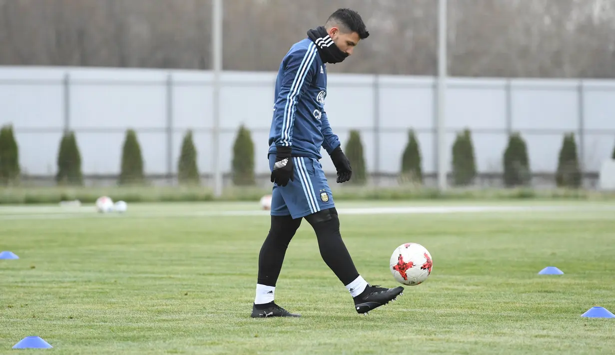 Striker Argentina, Sergio Aguero, saat mengikuti sesi latihan jelang laga persahabatan di Moscow, Rusia, Selasa (7/11/2017). Argentina akan berhadapan dengan Rusia dan Nigeria. (AFP/Kirill Kudryavtsev)