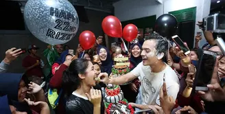 Rizky Nazar kini tengah berbahagia karena tepat di hari ini, Rabu (7/3/2018), ia genap berusia 22 tahun. Tengah malam, tepat pukul 00.00 WIB, Rizky mendapat kejutan dari orang-orang terdekatnya.  (Bambang E.Ros/Bintang.com)