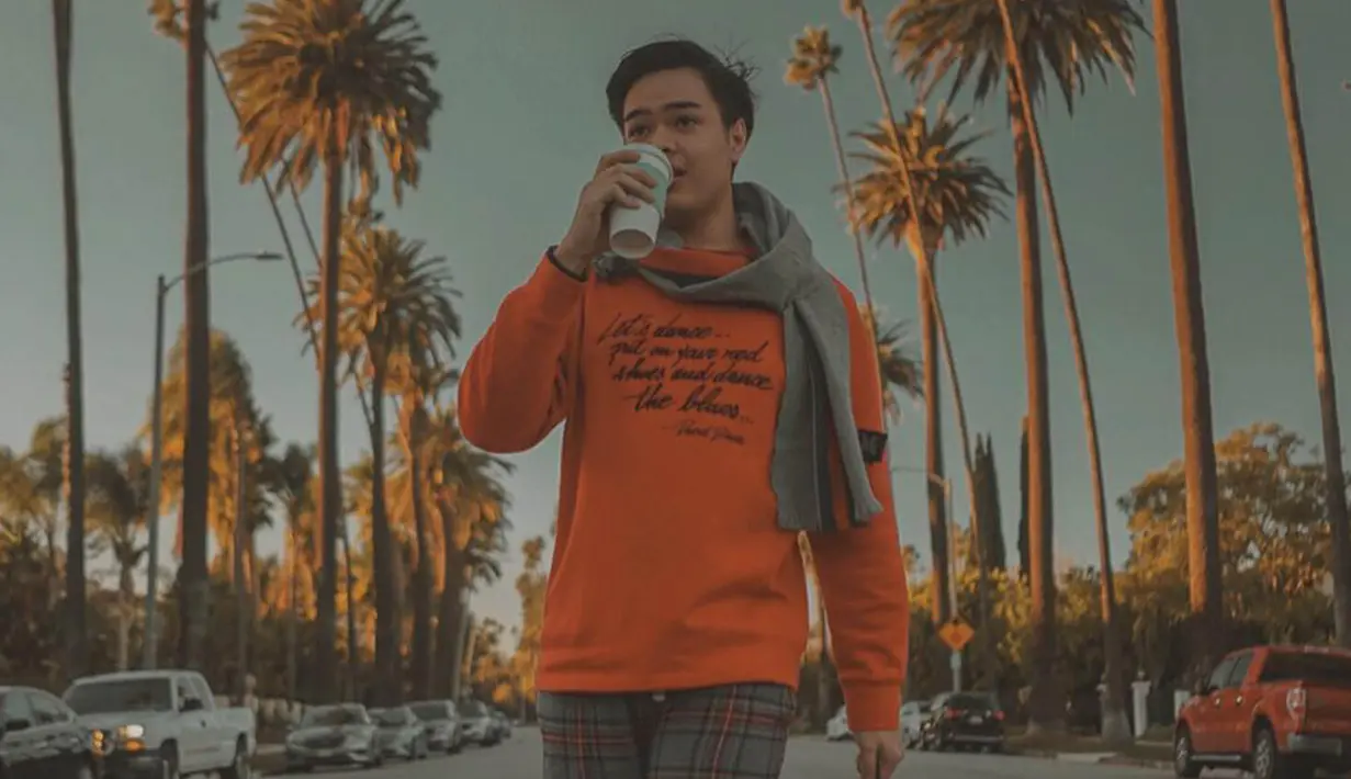 Di salah satu foto liburannya, pemilik nama asli Muhammad Jihad Rahtomo ini mengenakan sweater orange yang dipadukan dengan syal dan celana abu-abu. (Liputan6.com/IG/@jejesoekarno)