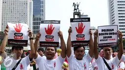 Sejumlah poster dibawa saat aksi di Bundaran HI, Jakarta, Minggu (10/9). Mereka mengajak warga agar tidak menggunakan isu SARA untuk menyukseskan Pilkada. (Liputan6.com/Gempur M Surya)