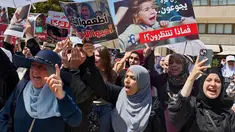 Warga Arab Israel memegang plakat dan meneriakkan slogan-slogan dalam aksi protes di dekat Kedutaan Besar Mesir di Tel Aviv pada 31 Juli 2025. (Jack GUEZ/AFP)