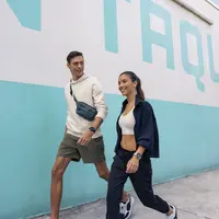 Dua model sedang berjalan sambil mengenakan vivoactive 6 (Foto Dok: Garmin Indonesia).