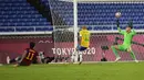 Pemain Spanyol Mikel Oyarzabal (kiri) mencetak gol ke gawang Brasil pada pertandingan final sepak bola putra Olimpiade Tokyo 2020 di Yokohama, Jepang, Sabtu (7/8/2021). Brasil menang 2-1. (AP Photo/Kiichiro Sato)