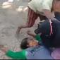 Foto: Seorang ibu warga Besipae pingsan akibat dianiaya aparat Sat Pol PP NTT (Liputan6.com/Ola Keda)