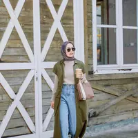 Paduan sweater warna cokelat, baggy jeans, dan cardigan panjang lengan pendek warna army ini cocok jadi street style yang kece. (Instagram/megaiskanti).