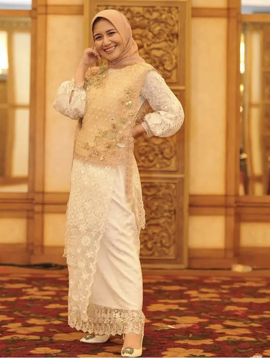 Dine pun kerap tampil mewah hingga elagan, misalnya saja ia tampil elegan dengan dress warna putih dengan detail bordiran dan lace earna cokelat untuk outernya. Credit: Instagram @dine.pearl