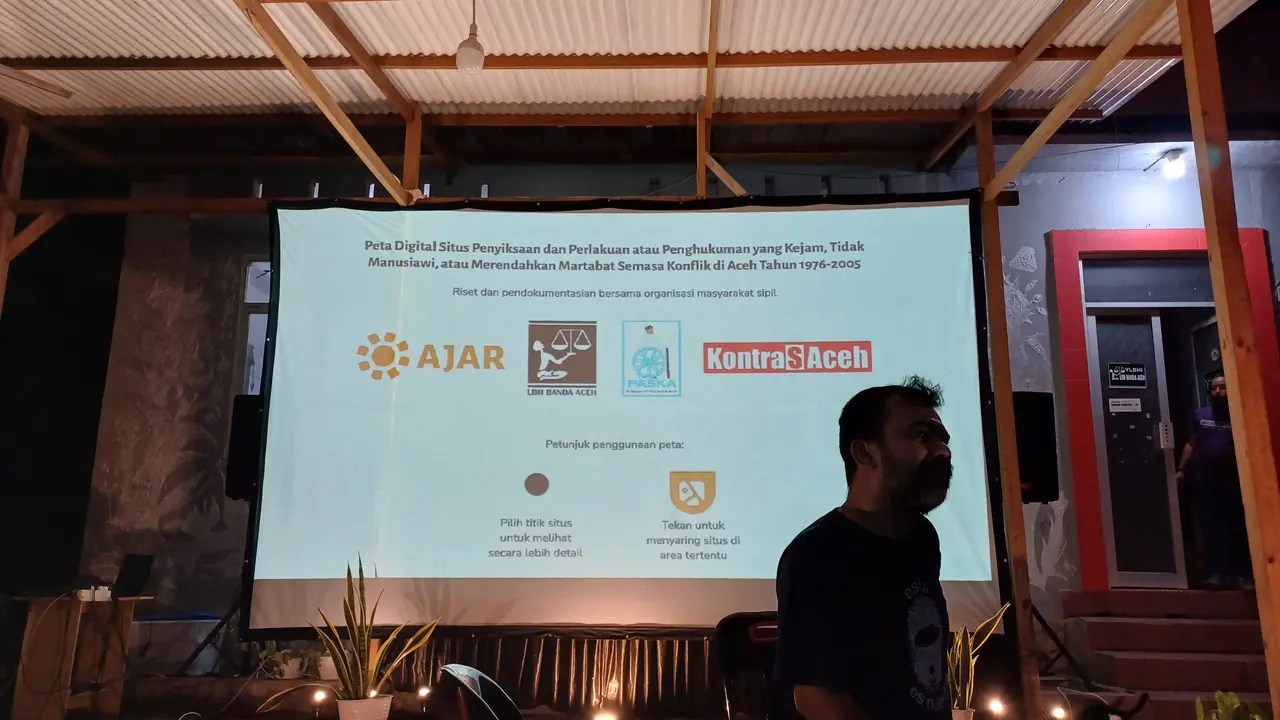 Layar menampilkan laman antarmuka peta digital situs-situs penyiksaan yang baru saja diluncurkan di Aceh, Senin (30/10/2023) (Liputan6.com/Rino Abonita)