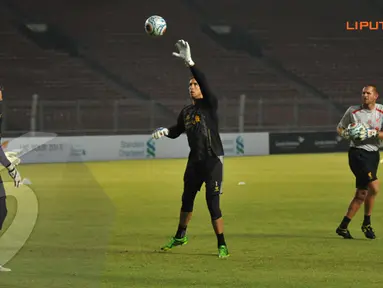 Kiper Liverpool melakukan latihan ringan menangkap bola dalam sesi latihan terbuka di Stadion GBK Jakarta pada Jumat 19 Juli 2013 (Liputan6.com/Helmi Fithriansyah)