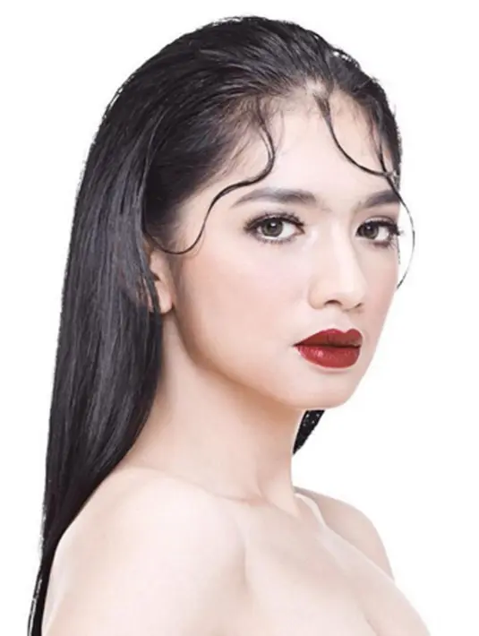 Setelah tampil unik dengan lipstik hijau, Angel Karamoy tampil elegan dengan bibirnya yang dipoles lipstik berwarna merah. Pakai lipstik warna apa pun saudara Kezia Karamoy ini tetap cantik. (via instagram/@realangelkaramoy)