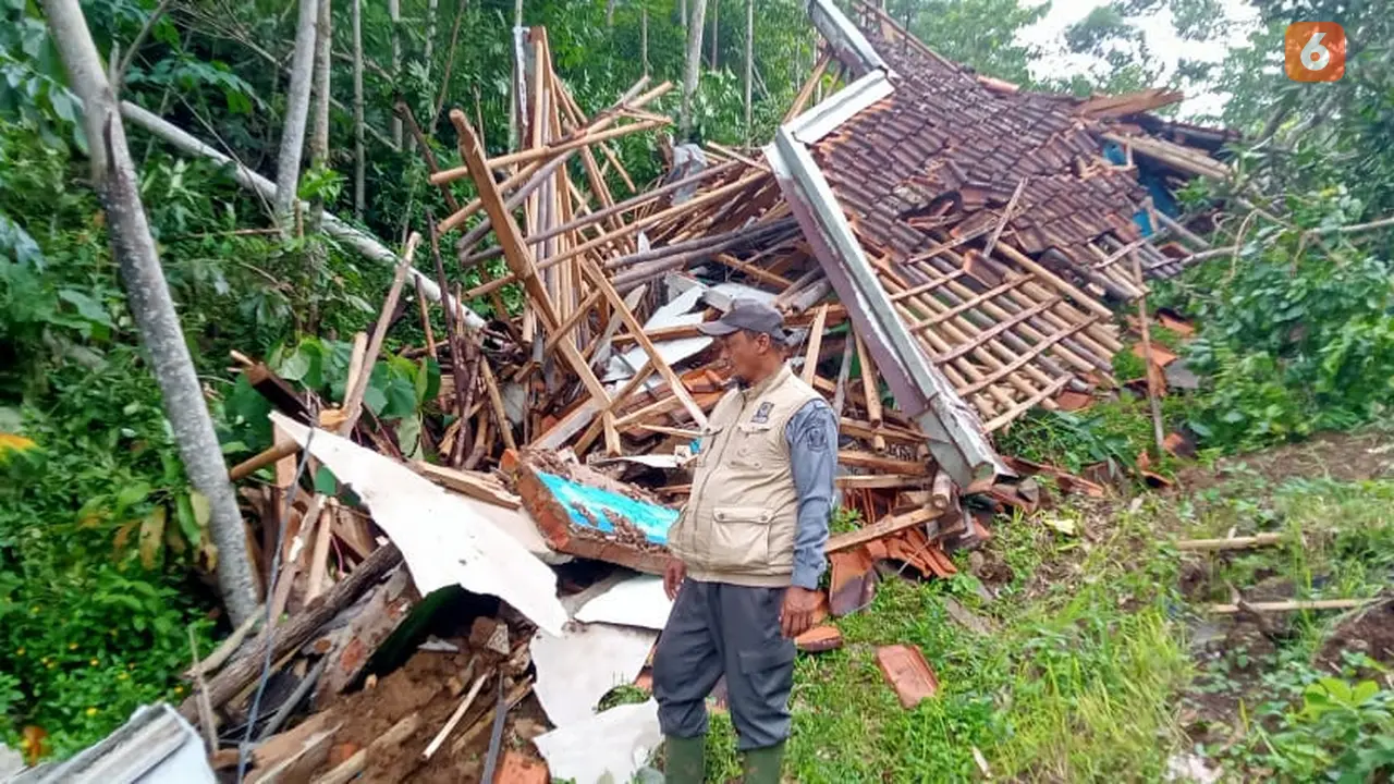 Longsor dan pergerakan tanah di Kecamatan Purabaya Kabupaten Sukabumi, ratusan warga mengungsi (Liputan6.com/Fira Syahrin).