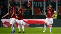 Ekspresi pemain AC Milan, Gonzalo Higuain (kiri), Lucas Biglia (tengah), dan Alessio Romagnoli setelah pemain Real Betis mencetak gol ke gawang mereka dalam Grup F Liga Europa di Stadion San Siro, Milan, Italia, Kamis (25/10). (AP Photo/Antonio Calanni)