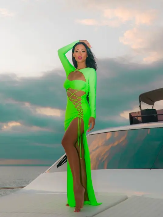Lihat saja bagaimana pesona Indah berbalut summer dress warna neon yang mencolok dengan body goalsnya. @indahkalalo.