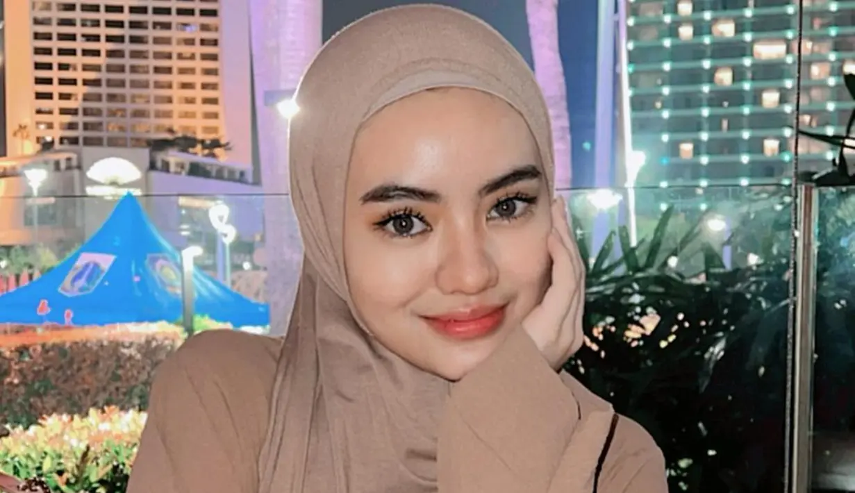 Janis Kareem Aneira berperan sebagai Isyana Solehati dalam sinetron Para Pencari Tuhan Jilid 16. Terjun ke dunia hiburan tahun 2020, sinetron Para Pencari Tuhan Jilid 16 merupakan sinetron kedua yang dibintangi oleh artis berusia 20 tahun ini setelah Preman Pensiun. Seorang pendatang baru, Janis Aneira berhasil pikat hati penonton lewat aktingnya. Bintangi sinetron Ramadhan, Janis tampil dalam balutan hijab. (Liputan6.com/IG/@janisaneira)