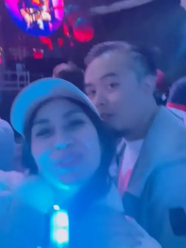 Nisya Ahmad dan suami Andika Rosadi nonton konser Coldplay di Amsterdam, Belanda (Foto: instagram nissyaa)
