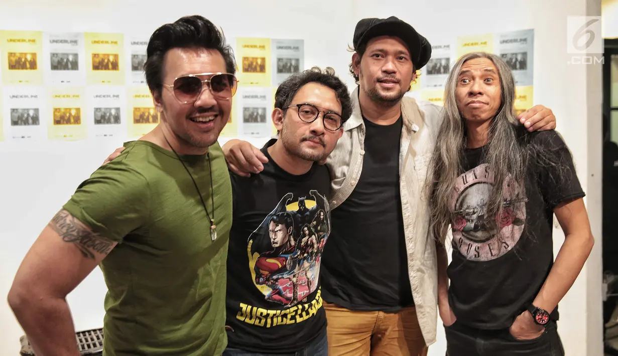 Personel band NAIF, David, Pepeng, Emil, dan Jarwo berpose usai meluncurkan single terbaru mereka berjudul 'Berubah' di Jakarta, Selasa (28/8). (Liputan6.com/Faizal Fanani)