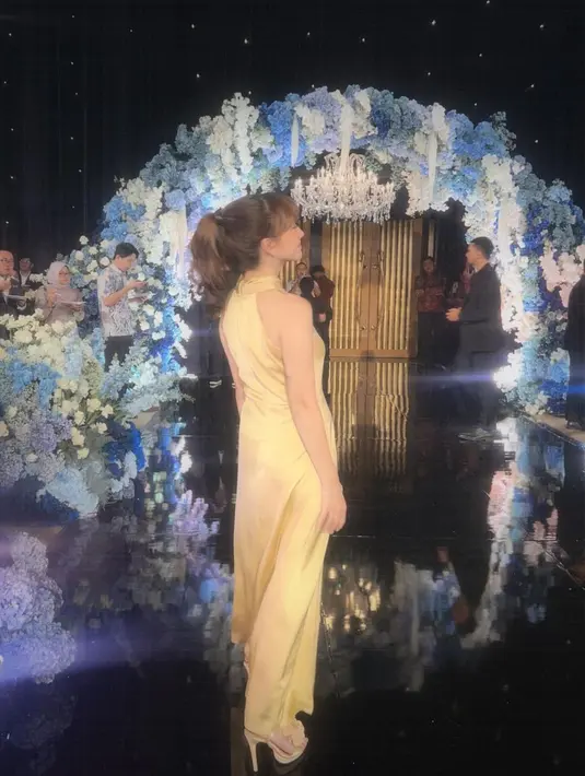 Rambut Cassandra Lee yang berponi, ditarik ke belakang dengan gaya high ponytail dan poni tirainya dibiarkan di depan membingkai wajahnya dengan amat baik. [Foto: Instagram/cassandraslee]