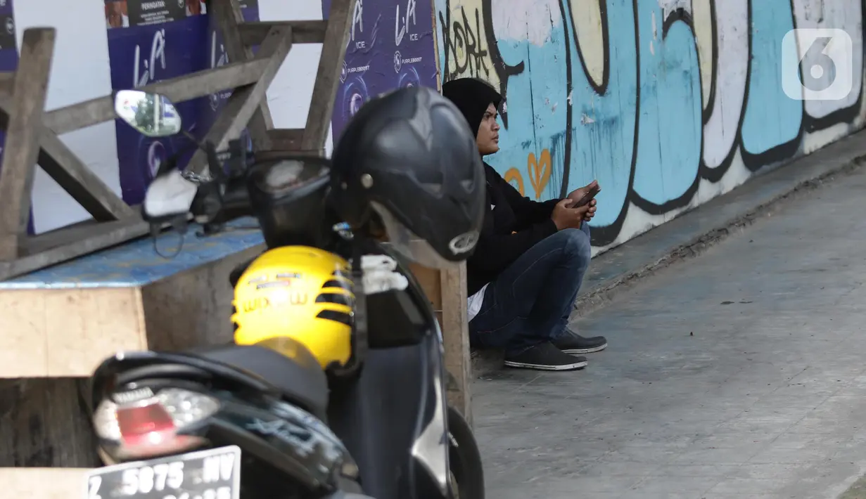 Pengemudi ojek online beristirahat di Kawasan Jalan Siliwangi, Kota Tasikmalaya, Jawa Barat, Sabtu (3/9/2022). Pemerintah resmi menaikkan harga BBM Bersubsidi pada Sabtu (3/9) pukul 14.30 WIB. Harga BBM Subsidi jenis Pertalite naik dari Rp 7650 ke Rp 10.000,- dan Pertamax dari Rp 12.500 ke Rp 14.500,-(Liputan6.com/Helmi Fithriansyah)