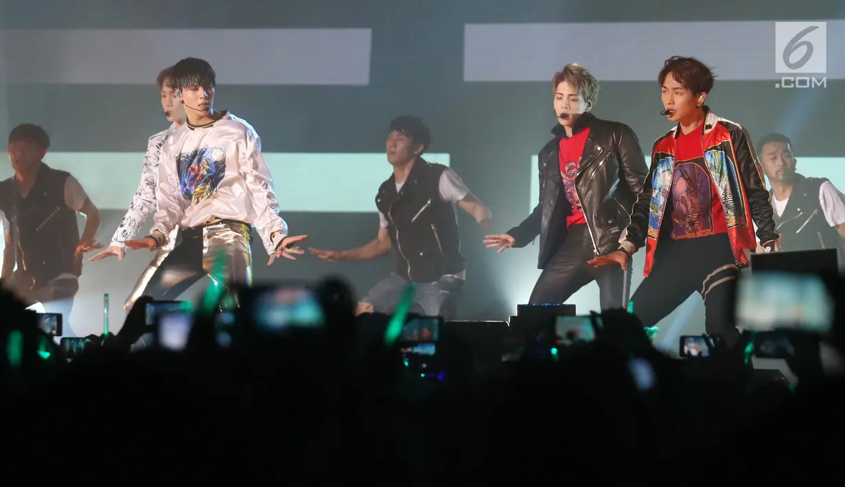 Penampilan boyband SHINee dalam konser bertajuk SHINee World V di JIExpo Kemayoran, Jakarta, 12 November 2016. Pria bernama asli Kim Jonghyun itu dikenal sebagai vokalis dengan kemampuan bernyanyi hingga nada empat oktaf. (Liputan6.com/Herman Zakharia)