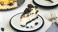 How to make Oreo cheesecake. (Photo: Angela Khebou/Pexels)