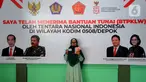 Warga menunjukkan uang dan KTP usai menerima Bantuan Tunai untuk Pedagang Kaki Lima dan Warung (BTPKLW) di Markas Kodim 0508/Depok, Jawa Barat, Rabu (20/10/2021). Kodim 0508/Depok menyalurkan batuan sebesar Rp 1,2 juta per kepala dari pemerintah pusat. (merdeka.com/Arie Basuki)