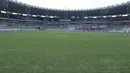 Suasana lapangan SUGBK di Senayan, Jakarta, Selasa (8/8/2017). SUGBK menggunakan rumput jenis Zoysia matrella yang merupakan rumput standar FIFA untuk stadion bertaraf internasional. (Bola.com/M Iqbal Ichsan)