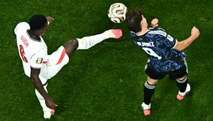 Hujan Tekel dan Nol Gol di Babak Pertama Inggris vs Argentina
