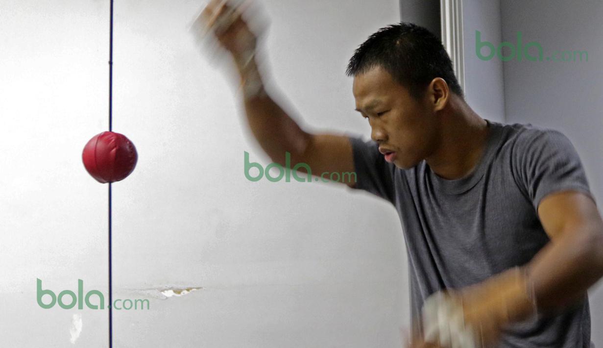 Daud Yordan saat melakukan pemanasan diruang ganti sebelum bertanding melawan Yoshitaka Kato di Balai Sarbini, Jakarta, Jumat (5/2/2016). (Bola.com/Nicklas Hanoatubun)