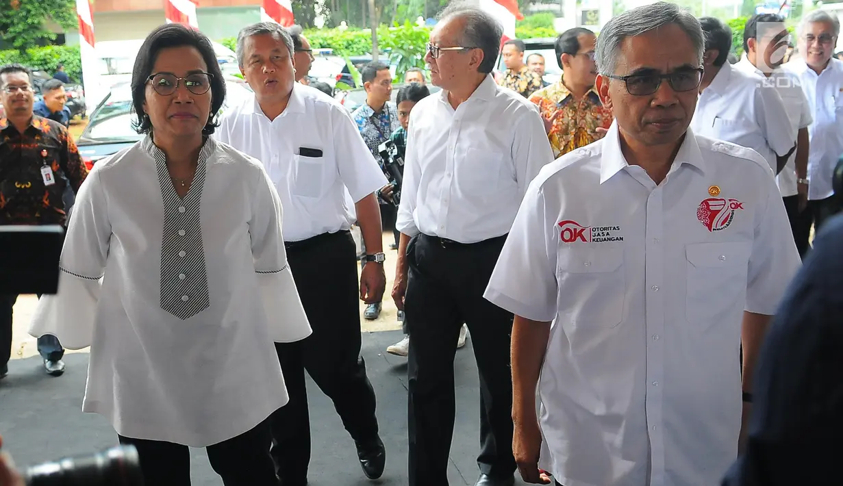 Menkeu Sri Mulyani (kiri) bersama Ketua Otoritas Jasa Keuangan (OJK) Wimboh Santoso saat menghadiri upacara seremonial pembangunan Kantor Pusat OJK di Jakarta, Selasa (2/4). Gedung Indonesia Financial Center akan memiliki dua tower. (Liputan6.com/Angga Yuniar)
