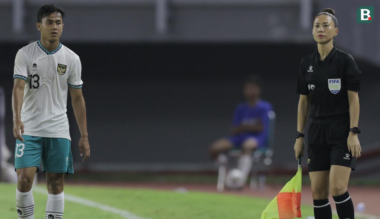 Laga Timnas Indonesia U-20 saat melawan Hong Kong menjadi kali kedua ia tampil sebagai asisten wasit diajang ini. (Bola.com/Ikhwan Yanuar)