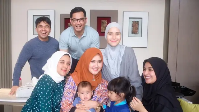 Terpaut Usia 19 Tahun, Ini 5 Potret Kedekatan Sahrul Gunawan dan Kekasih