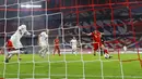 Pemain Bayern Munchen Robert Lewandowski (kanan) mencetak gol ke gawang Eintracht Frankfurt dalam pertandingan semi final Piala Jerman di Allianz Arena, Munchen, Jerman, Rabu (10/6/2020). Bayern Munchen menang 2-1 dan lolos ke final. (Kai Pfaffenbach Pool via AP)