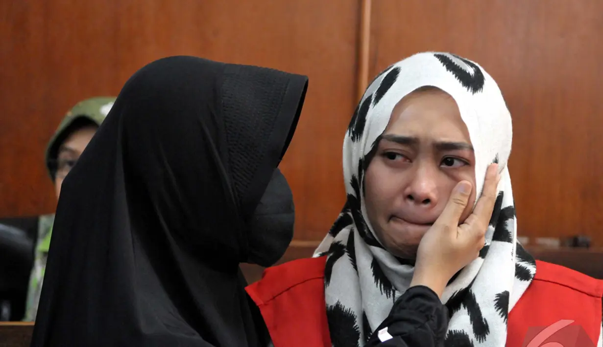 Assyifa Ramadhani ditemani seorang wanita saat menjalani sidang lanjutan yang beragendakan pembacaan pledoi/nota pembelaan di Pengadilan Negeri Jakarta Pusat, Selasa (11/11/2014) (Liputan6.com/Panji Diksana)